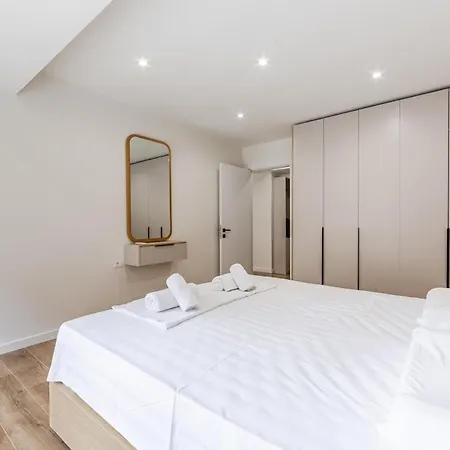 Bright With Large Terrace & Free Parking By Pikhost Appartamento
