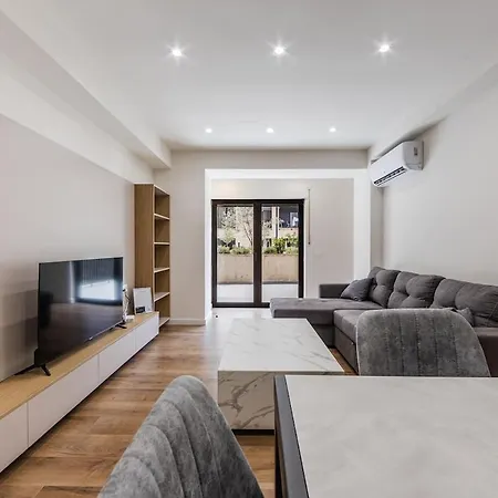 Bright With Large Terrace & Free Parking By Pikhost Appartamento