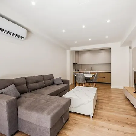 Bright With Large Terrace & Free Parking By Pikhost *