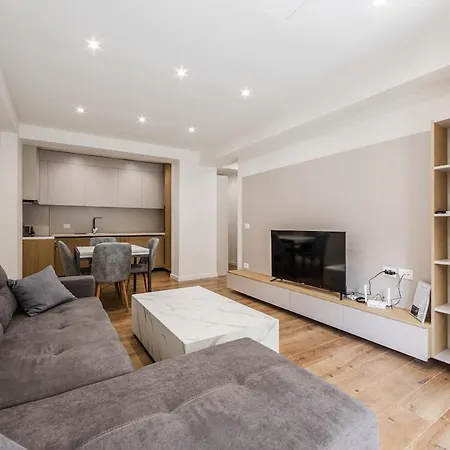 Bright With Large Terrace & Free Parking By Pikhost Appartamento