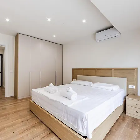Bright With Large Terrace & Free Parking By Pikhost Appartamento *